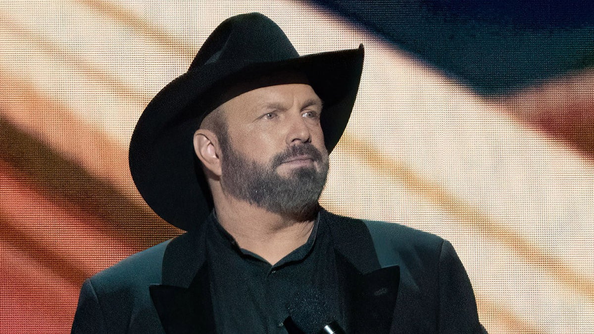 Garth Brooks actúa con su característico sombrero y abrigo negros