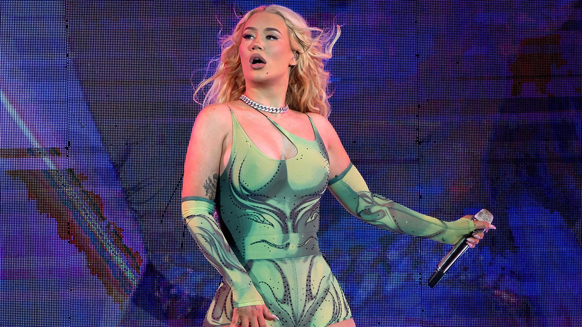 Iggy Azalea wears tight green bodycon suit in concert