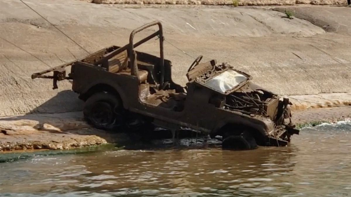 1990 jeep in lake