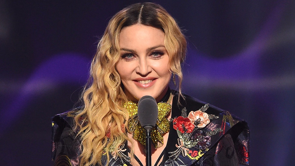 Madonna draagt ​​op het podium een ​​kleurrijk pak