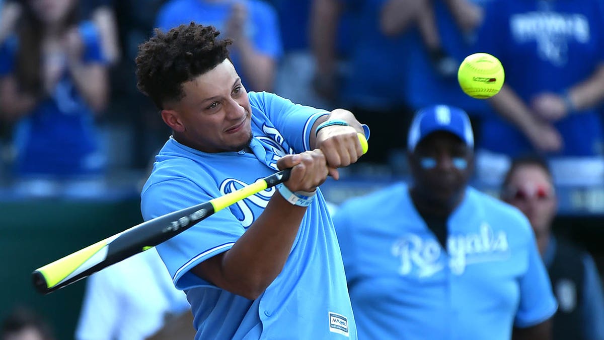 Patrick Mahomes jugando al softball