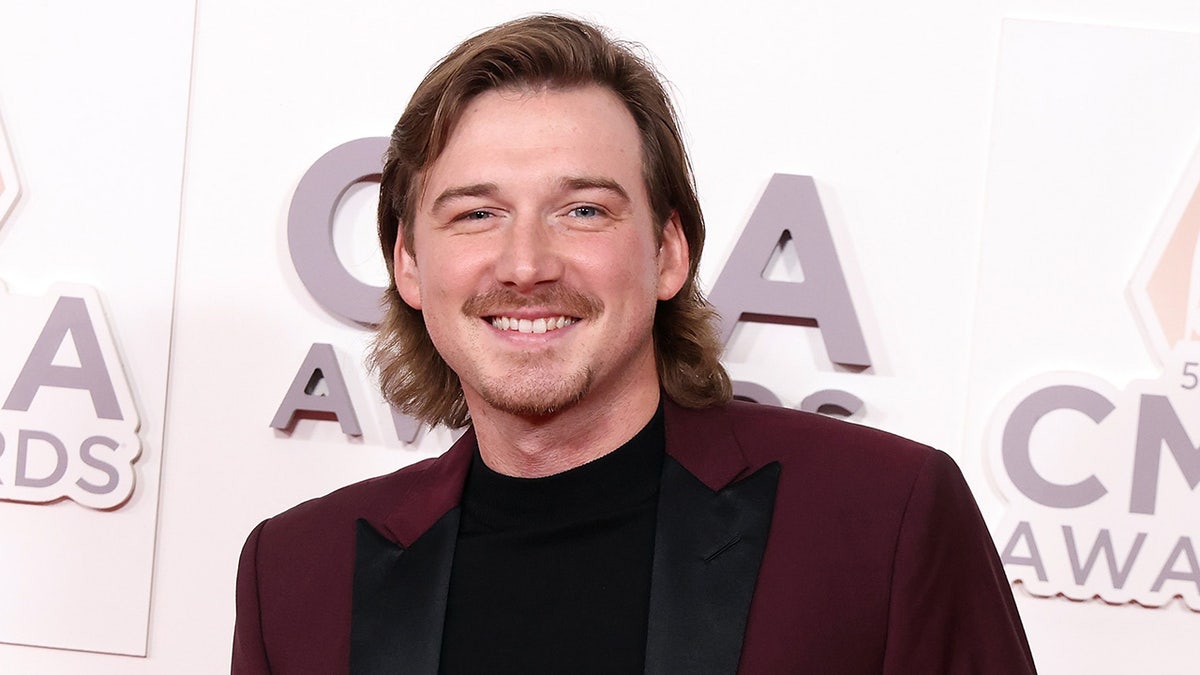 Morgan Wallen wears red suit at CMA Awards