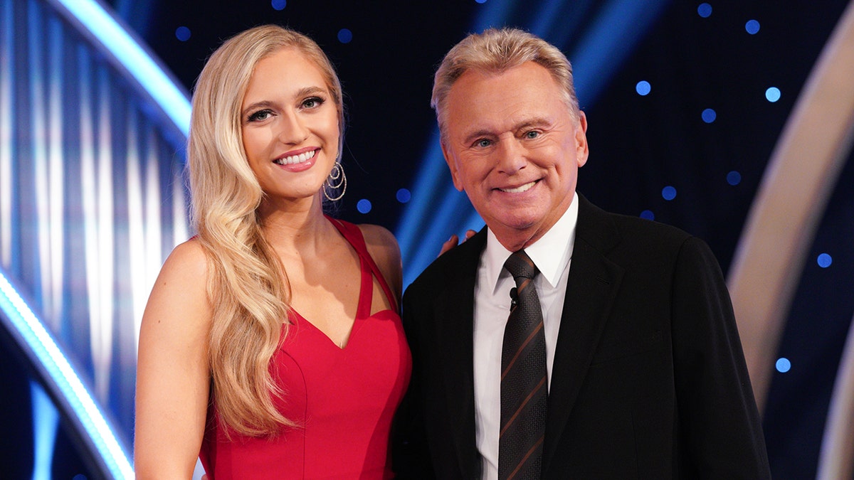 Maggie Sajak indossa uno splendido abito rosso sulla Ruota della fortuna con papà Pat Sajak