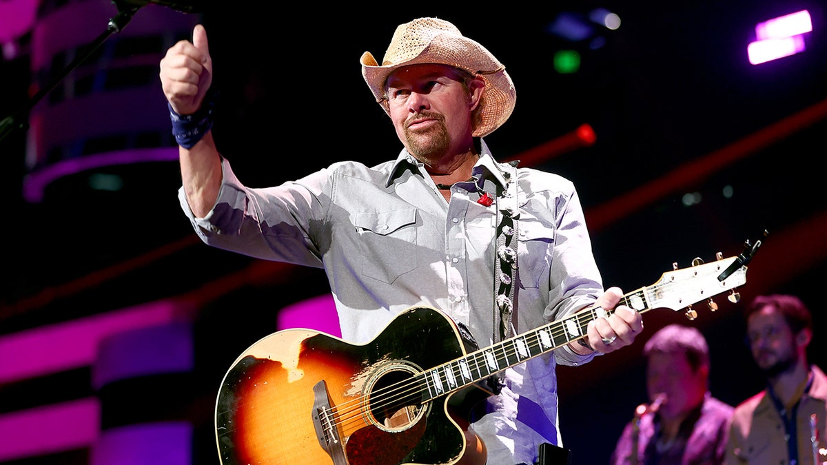 Toby Keith gives a thumbs up on stage during concert