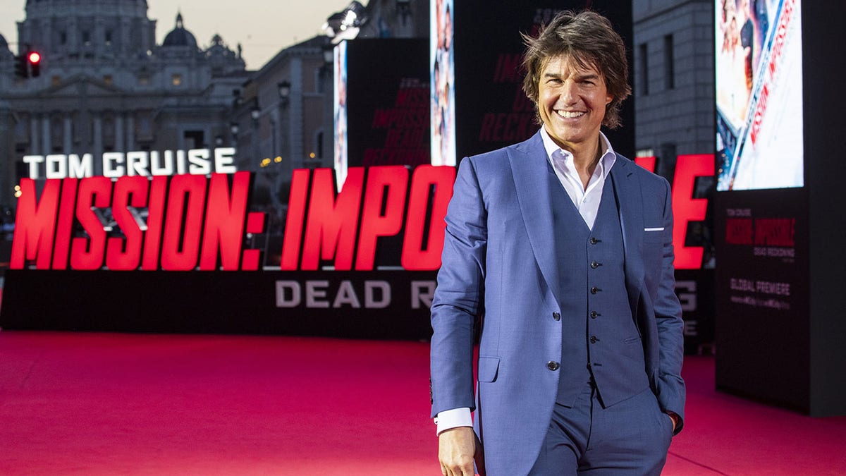 Tom Cruise berjalan di karpet merah pada pemutaran perdana Mission Impossible