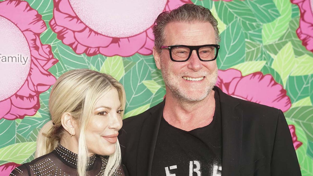 Tori Spelling and Dean McDermott smiling together
