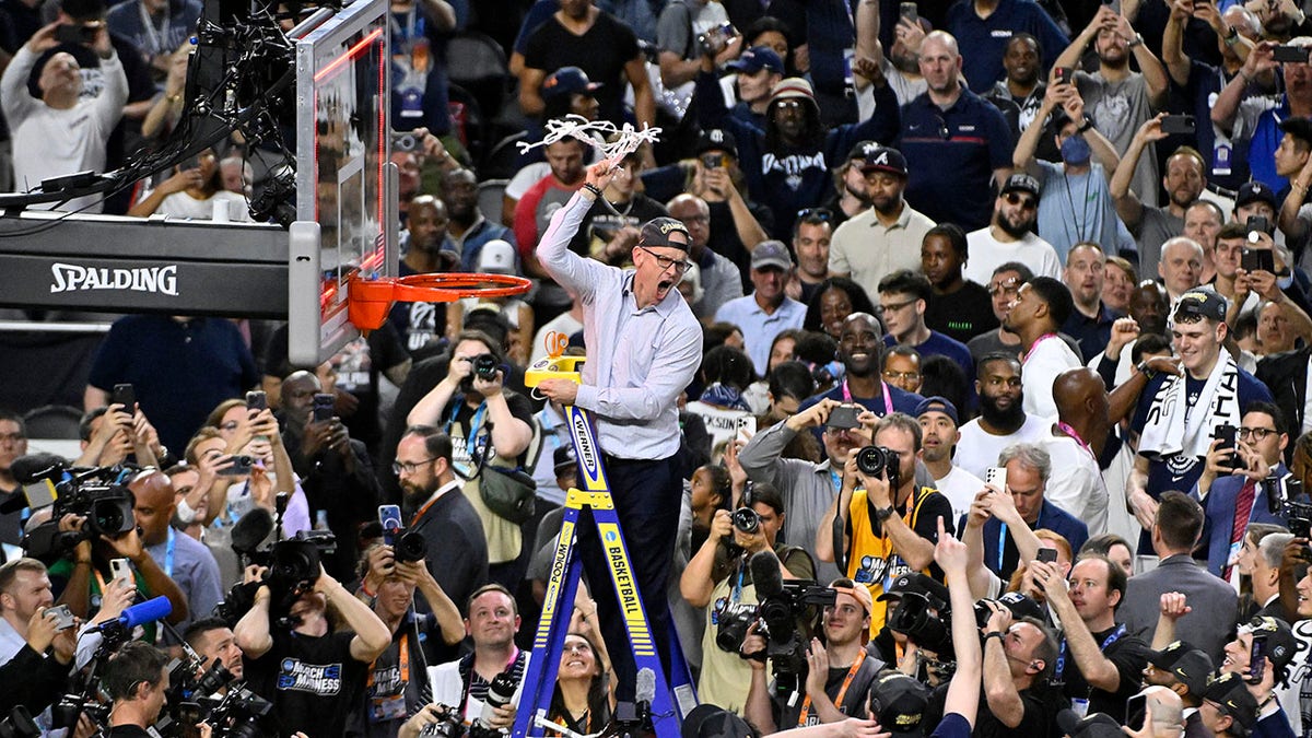 Dan Hurley celebrates to crowd