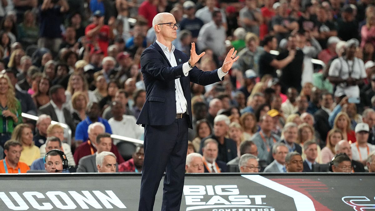 Dan Hurley at game