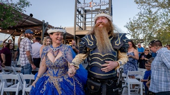 Arizona couple marries at White Castle years after bride, once a homeless teen, was helped by fast food worker