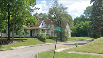 Man mugs woman at gunpoint, then slides into DMs to ask for date: 'too pretty to rob': report