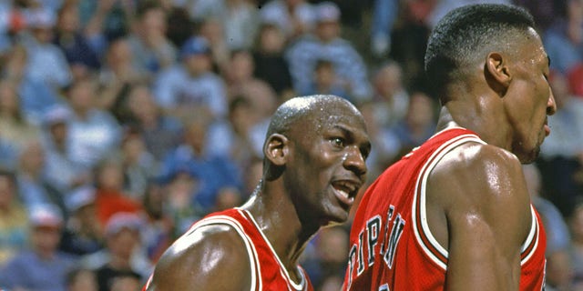 Michael Jordan and Scottie Pippen vs the Cavs