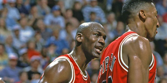 Michael Jordan and Scottie Pippen vs the Cavs
