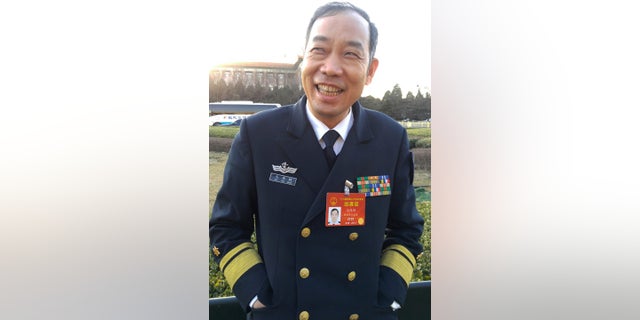 Ma Weiming, almirante naval del Ejército Popular de Liberación de China, sonriendo en uniforme