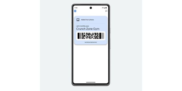 Di adiós a Google Pay y hola a Google Wallet para dispositivos Android 4 Un teléfono con un código de barras en la pantalla