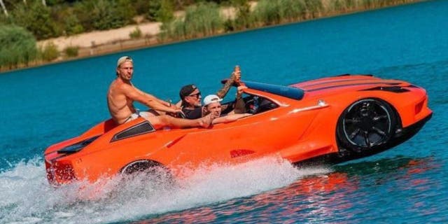 Foto orang jet ski melintasi air.