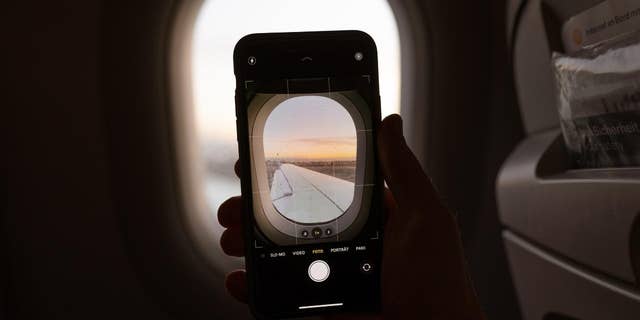 Mode pesawat untuk iPhone di pesawat