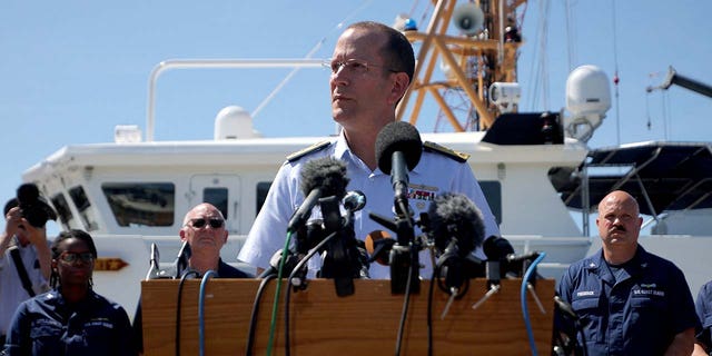 Konteradmiral John Mauger, der Bezirkskommandeur der Ersten Küstenwache, spricht während einer Pressekonferenz