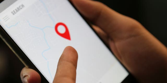 Telefon ekranında gösterilen bir haritaya raptiye bırakın