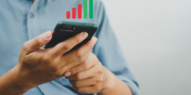 Telefonunu tutan bir kişinin resmi