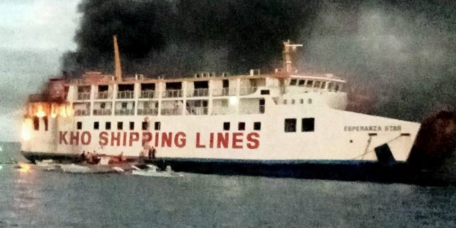 Un ferry estallando en llamas
