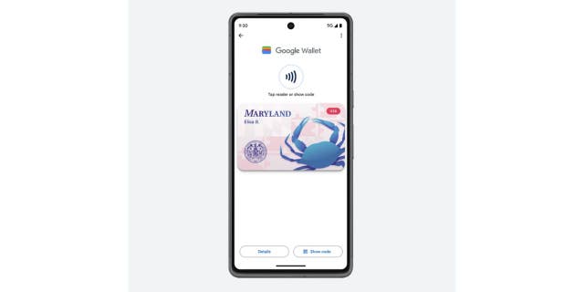 Ekranda kimliği olan telefon