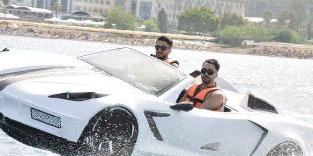 Jet ski kullanan adamlar.