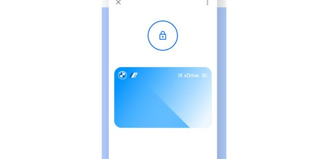Dijital araba anahtarı olan telefon