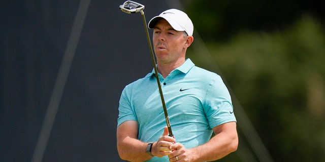 Rory McIlroy misses a putt