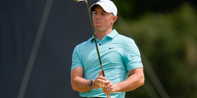 Rory McIlroy misses a putt