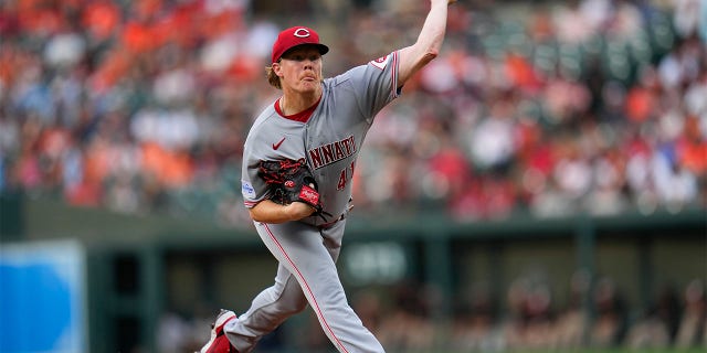 Andrew Abbott throws pitch