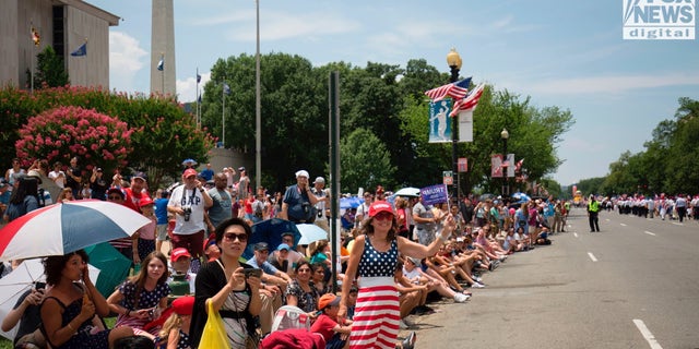 Americans line up for Independence Day parade