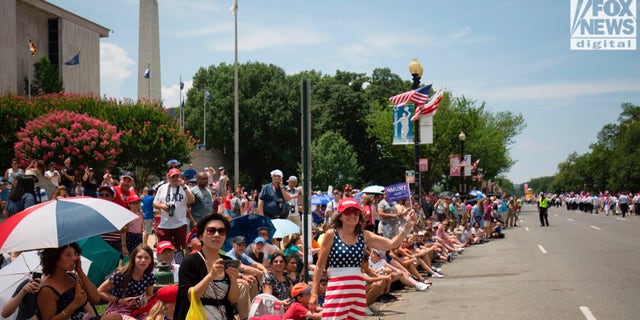 Americans line up for Independence Day parade