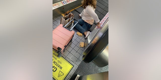 La pierna de una mujer tailandesa ha sido amputada en el aeropuerto de Bangkok después de quedar atrapada debajo de una pasarela móvil 5 Una mujer atrapada en una pasarela esperando a los socorristas.
