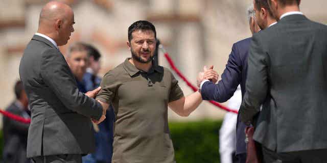 El presidente ucraniano Zelensky afirma que la mejor garantía de seguridad para su país es la entrada en la OTAN y la Unión Europea 4 El presidente ucraniano Volodymyr Zelensky