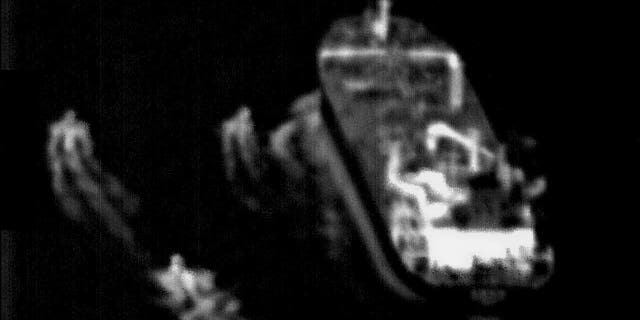 Los buques de guerra estadounidenses y británicos persiguen a los barcos iraníes para evitar el "acoso" de los buques mercantes en el Estrecho de Ormuz. 4 El barco que se muestra en la foto de un avión espía de EE. UU.
