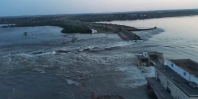 La gente evacua después de que la presa de Kakhovka fuera dañada