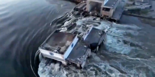 Las inundaciones atraviesan edificios en el sur de Ucrania