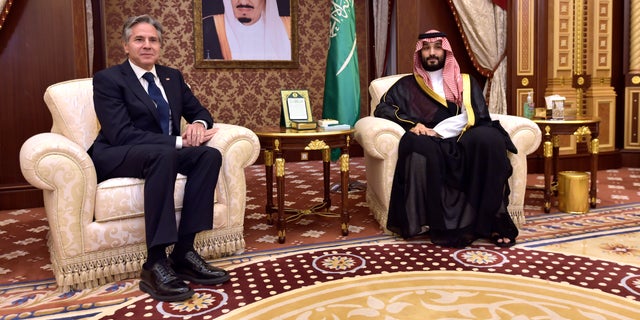 El príncipe heredero de Arabia Saudita, Mohammed bin Salman, se sienta con el secretario de Estado de EE. UU., Antony Blinken.