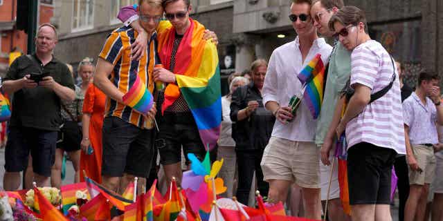 Un informe afirma que la seguridad noruega tenía inteligencia de que un ataque era inminente antes del tiroteo del desfile LGBTQ+ 4 Los dolientes del tiroteo en Noruega