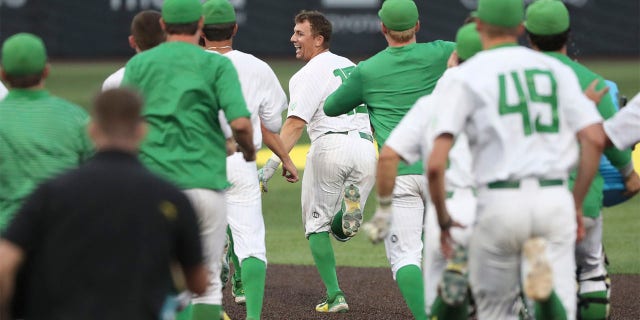 Oregon celebrates its win over Oral Roberts