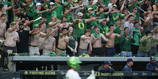 In the college baseball Super Regionals, Oregon completes an unprecedented comeback. 1 Oregon fans in the Super Regional