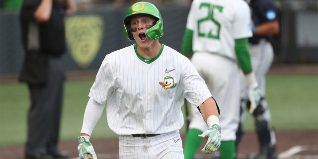 In the college baseball Super Regionals, Oregon completes an unprecedented comeback. 2 Oregon's Drew Smith after hitting a home run