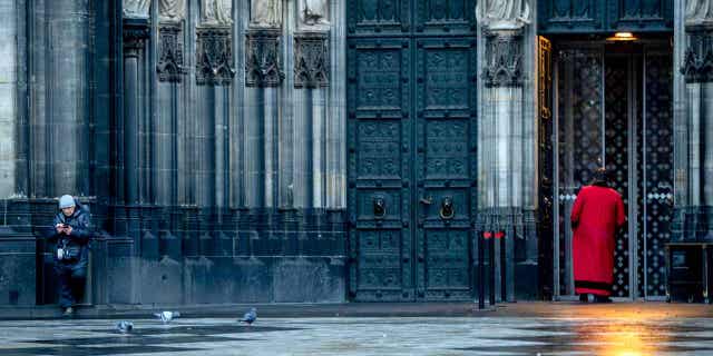 Se ordenó a la diócesis alemana que pague $ 323,000 en compensación al ex niño que fue abusado repetidamente por el sacerdote. 4 Aparece el guardia de la puerta de la catedral.