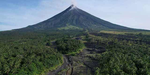 Un volcán podría seguir en erupción en Filipinas, lo que ha obligado a evacuar a 18.000 personas desde hace varios meses 4 Volcán Mayon emite emisiones calientes