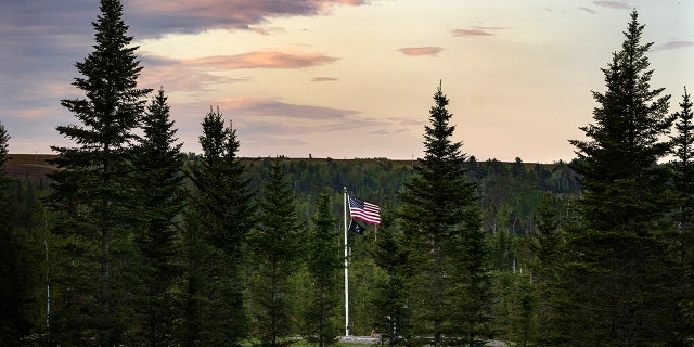 Familia de Maine que busca construir el asta de bandera más alta del mundo, el proyecto recibe una reacción violenta de los lugareños La bandera estadounidense ondea en Patriot Park