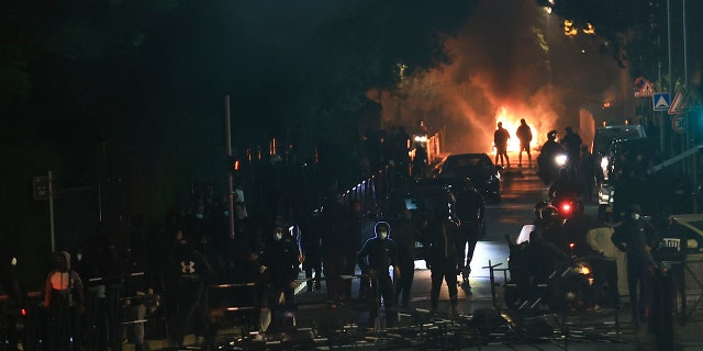 Al menos 200 oficiales franceses heridos, 600 arrestados en la tercera noche de disturbios desde el tiroteo policial fatal 8 Gente, un resplandor en la distancia