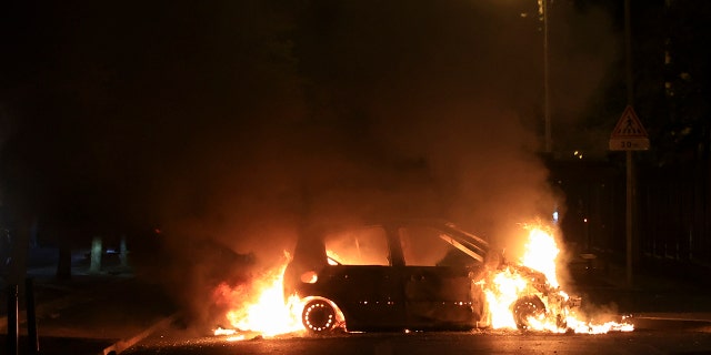 Al menos 200 oficiales franceses heridos, 600 arrestados en la tercera noche de disturbios desde el tiroteo policial fatal 6 coche en llamas