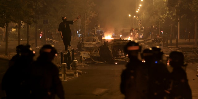 Al menos 200 oficiales franceses heridos, 600 arrestados en la tercera noche de disturbios desde el tiroteo policial fatal 9 oficiales de policía