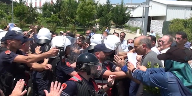 اشتباكات بين الشرطة الألبانية ومعارضين إيرانيين