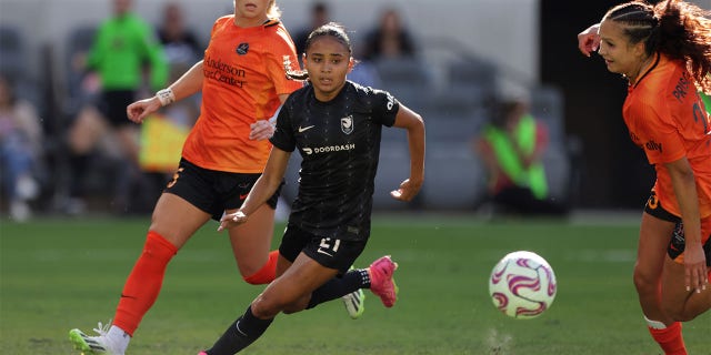 Alyssa Thompson controls ball